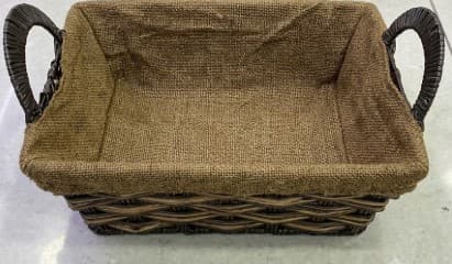 CANASTA TEJIDA RECTANGULAR CON ASAS CUBIERTA CON TELA MARRON 26X7CM
