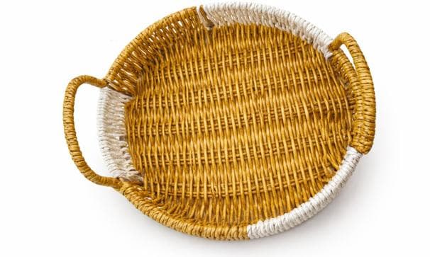 CANASTA TEJIDA REDONDA CON ASAS MARRON Y BLANCO 26 CM