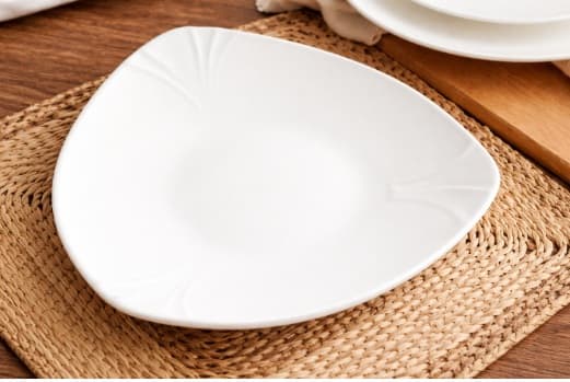 PLATO DE CERÁMICA TRIANGULAR BLANCO 11"