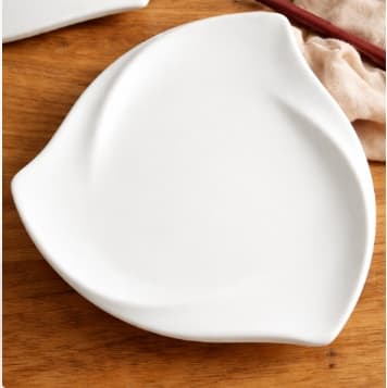 PLATO DE CERÁMICA TRIANGULAR BLANCO 10" COD: SJP-10"