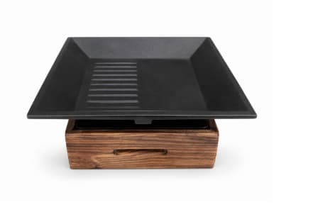 PLATO DE HIERRO TIPO CHAFING DISH CUADRADO CON BASE DE MADERA