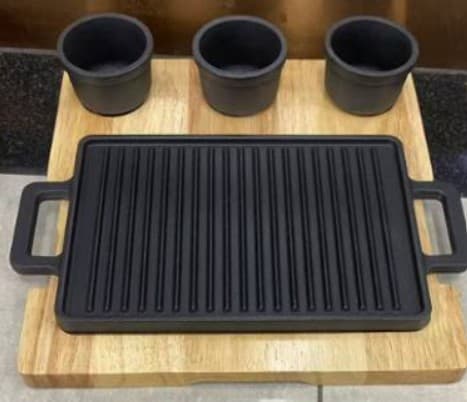 PLATO DE HIERRO CON 3 RAMEKINES BASE DE MADERA 28X15 CM
