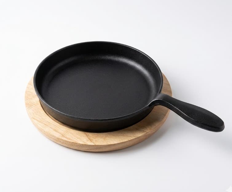 SARTEN DE HIERRO CON BASE DE MADERA 20CM