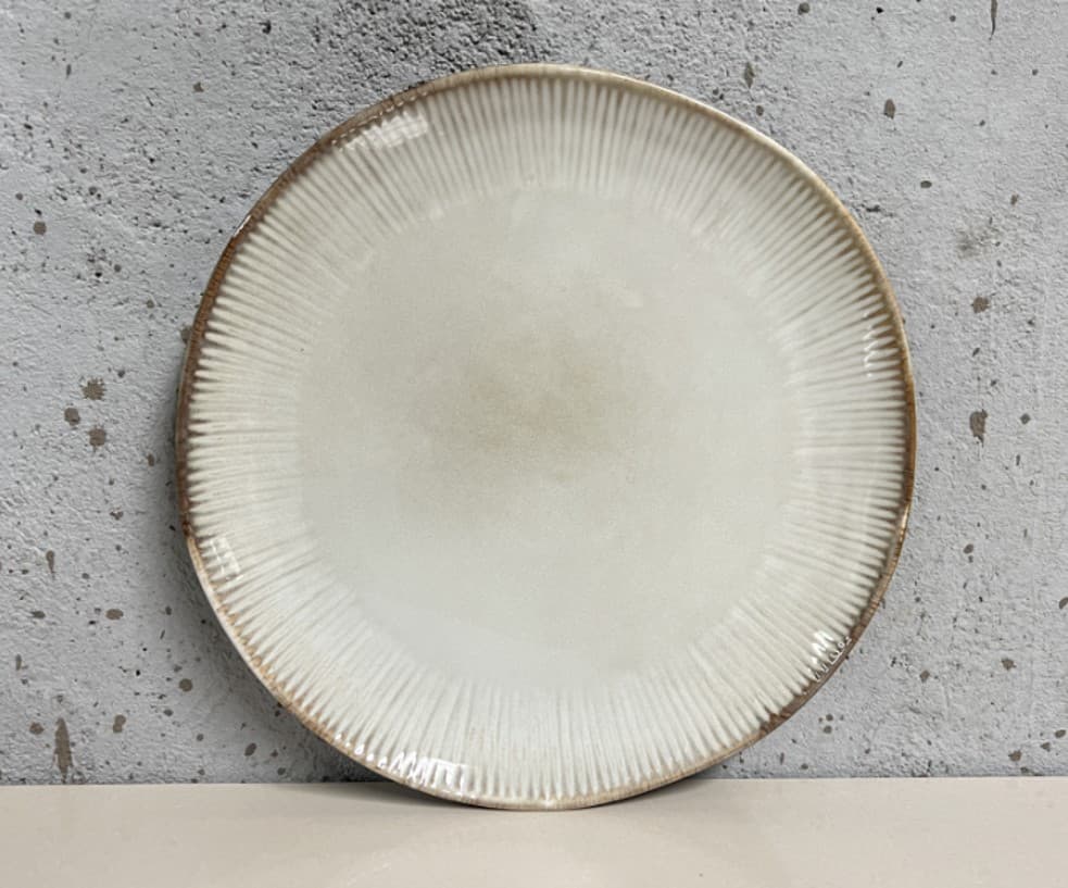 PLATO DE CERÁMICA REDONDO BEIGE CON BORDE MARRON 10.6"