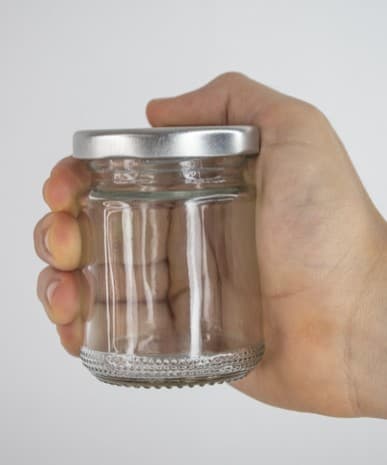 Frasco de vidrio con tapa plateada de 150 ml