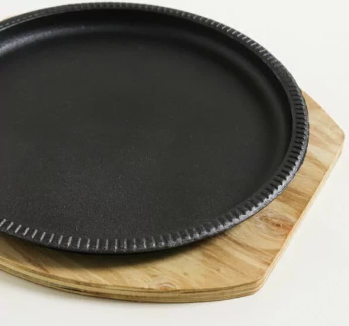 PLATO DE HIERRO REDONDO CON BASE DE MADERA 23.5X1.9 CM