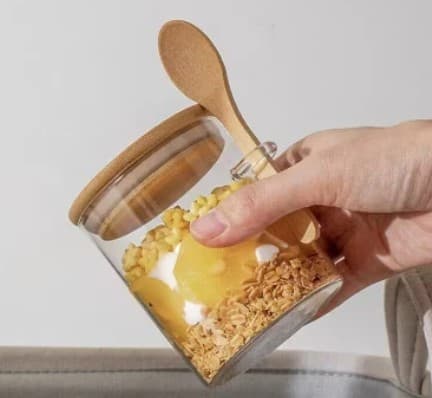 FRASCO DE VIDRIO REDONDO CON TAPA DE MADERA Y CUCHARA 10X12 CM/ 27 Oz - 800ML